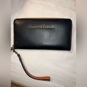 Authentic Dooney & Bourke wristlet✨